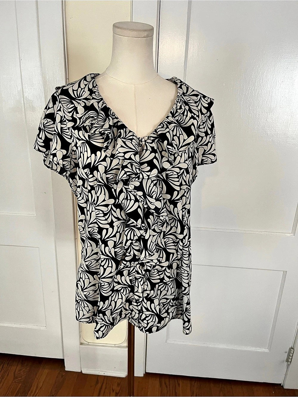 Banana Republic XL Black & Ivory Ruffle Blouse — Dramatic Floral Statement Top